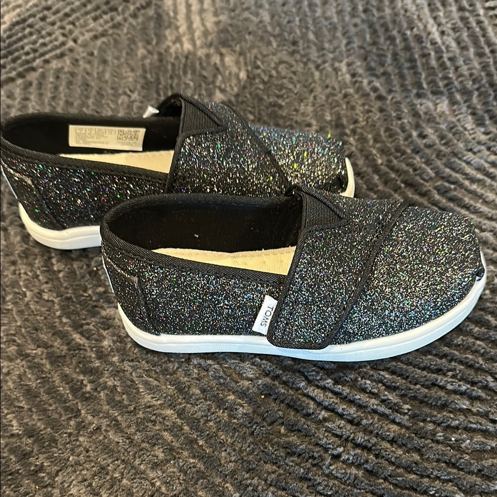 TOMS Black Glitter Slip-On Shoes
Sise T 7